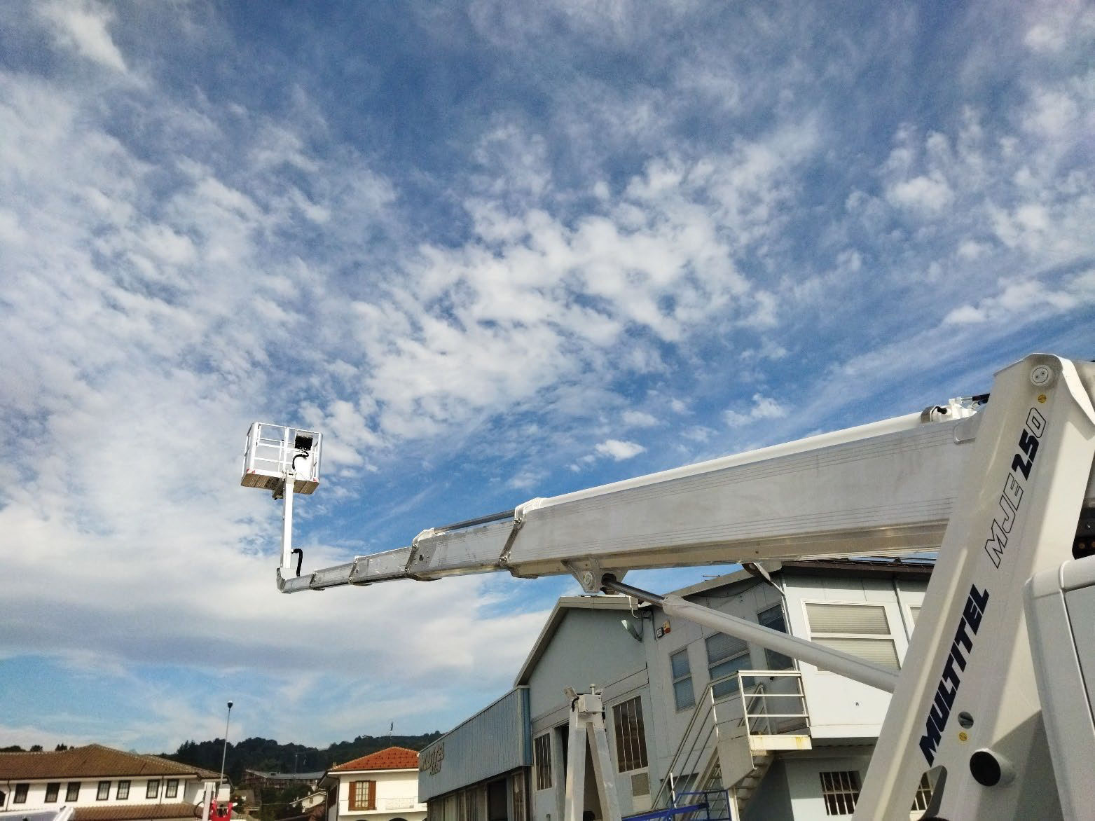 Autonacela telescopica cu jib Multitel