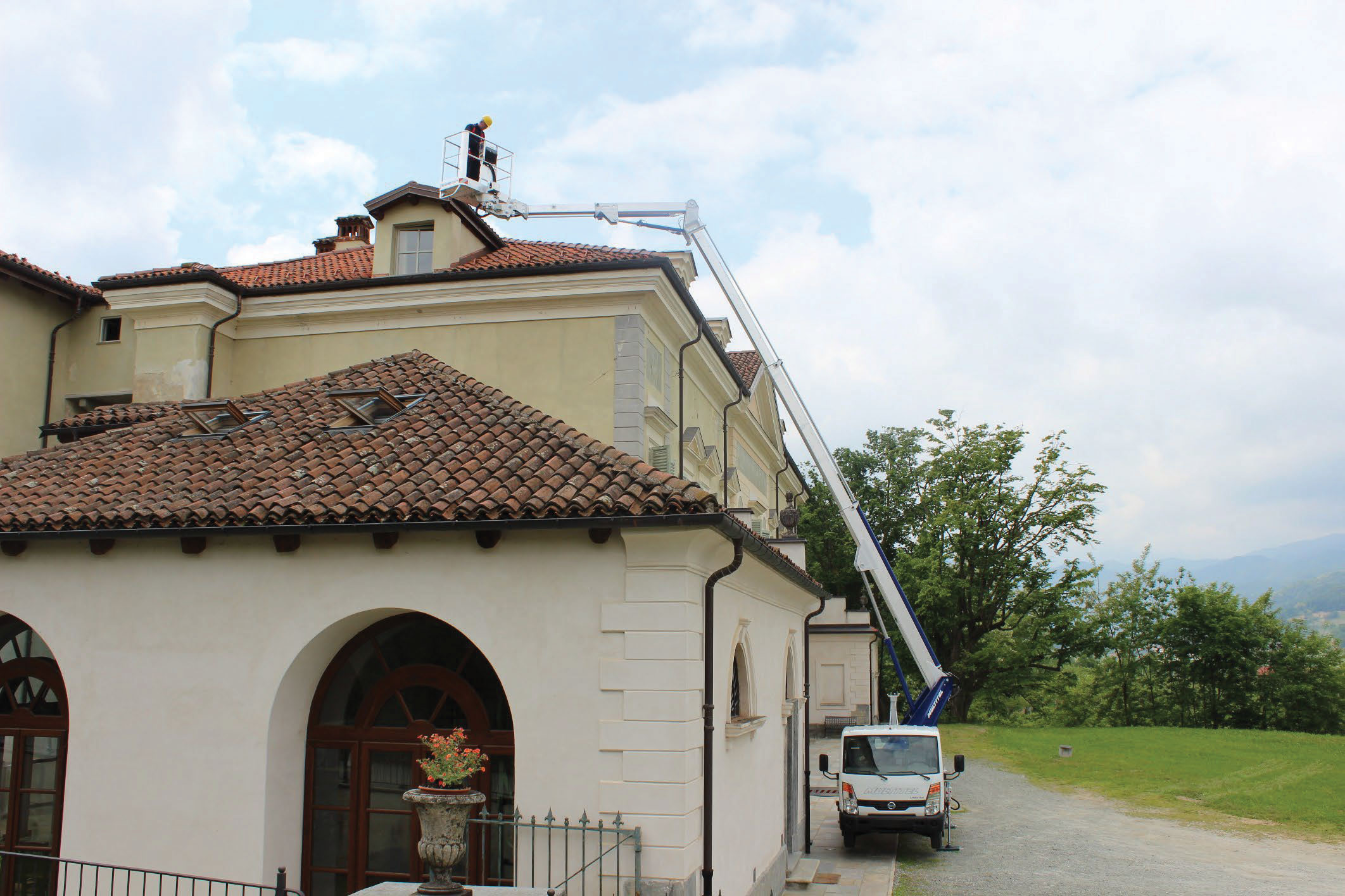 Autonacela telescopica cu jib Multitel