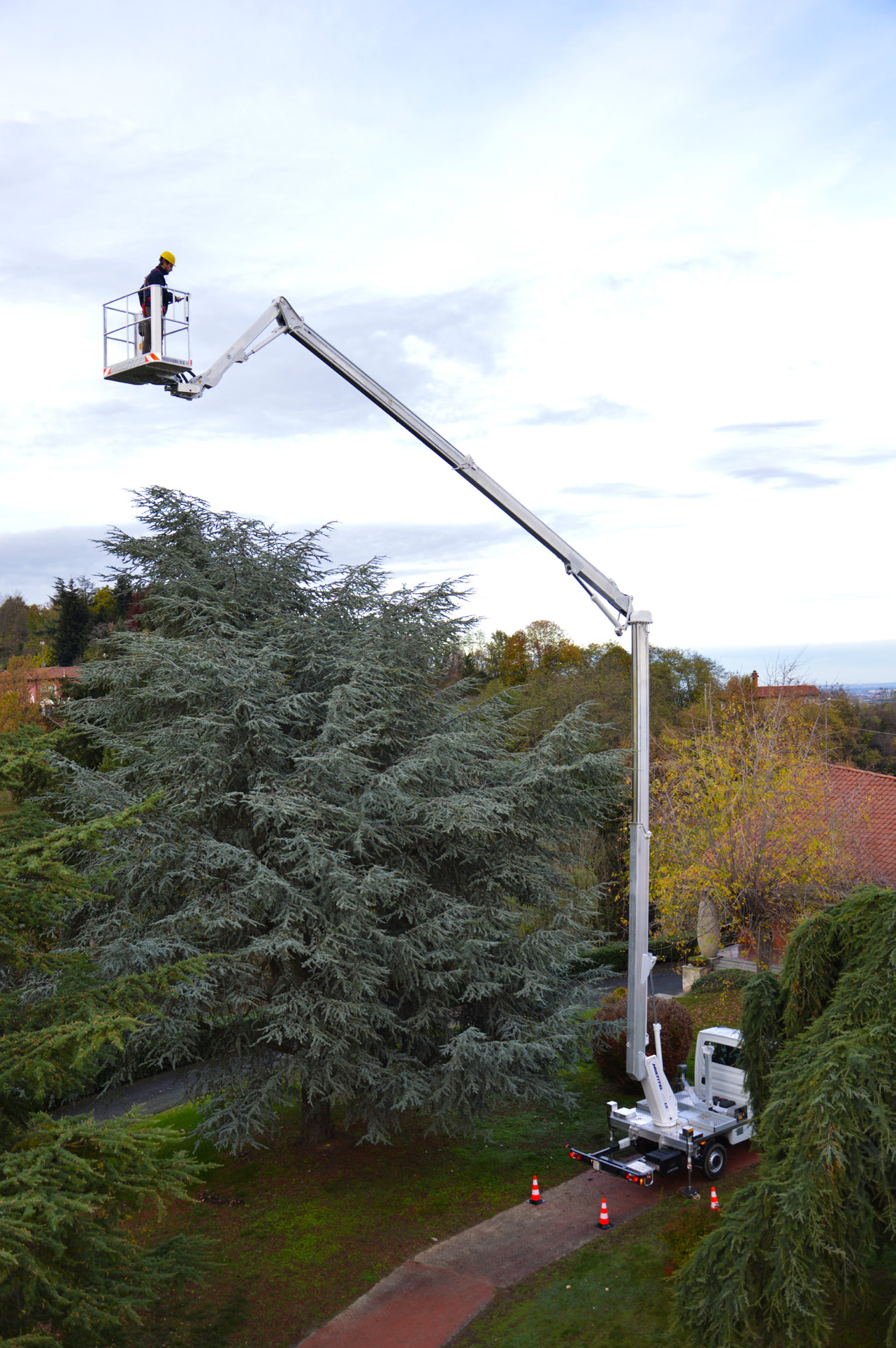 Multitel AXON electric în acțiune